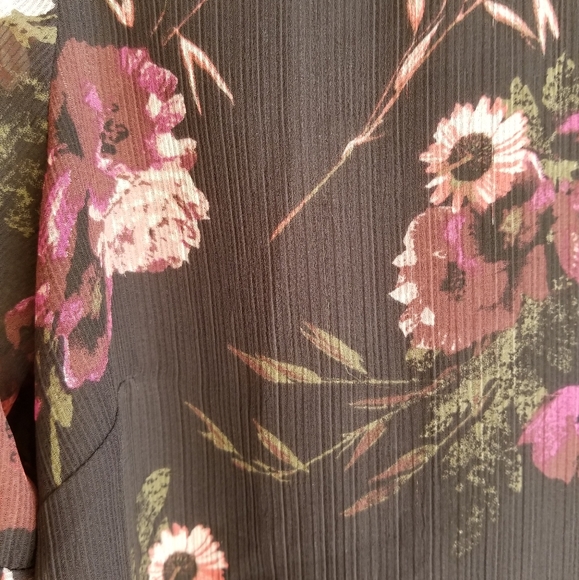 RW&CO Floral Blouse - Picture 12 of 12